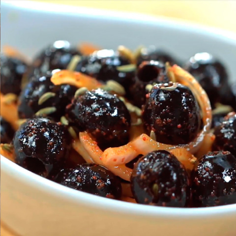 BLACK OLIVES WITH SAUF (FENNEL) AND ONION