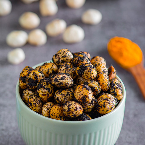 MAKHANA TOPPED WITH CHILI BLACK OLIVE POWDER