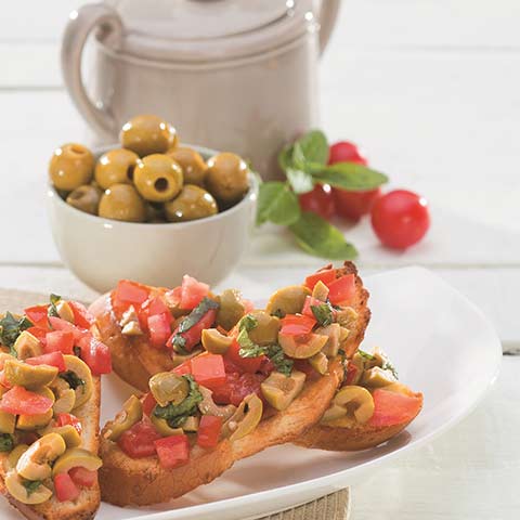 SPANISH OLIVES AND PAN TUMACA