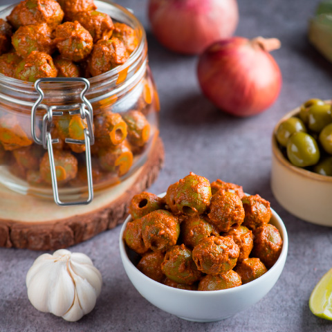 RED HOT CHILLI OLIVES