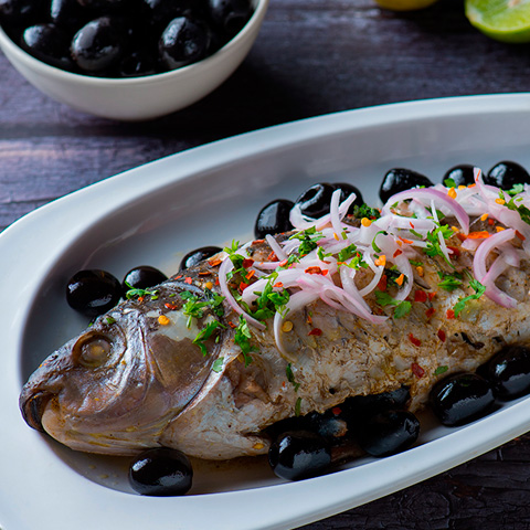 WHOLE FISH BAKED WITH OLIVES AND MASALA